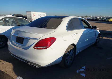 2016 Mercedes-Benz C 300 z USA, uszkodzony, nr VIN 55SWF4JB5GU114277
